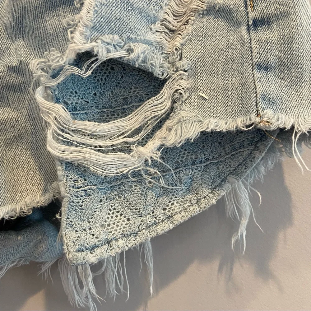 AMERICAN EAGLE Hi-Rise Festival Distressed Denim Shorts Blue Crochet Size 4